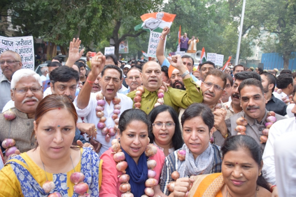 प्याज की आसमान छू रही कीमतों से गुस्साऐं कांग्रेस कार्यकर्ता सड़को पर